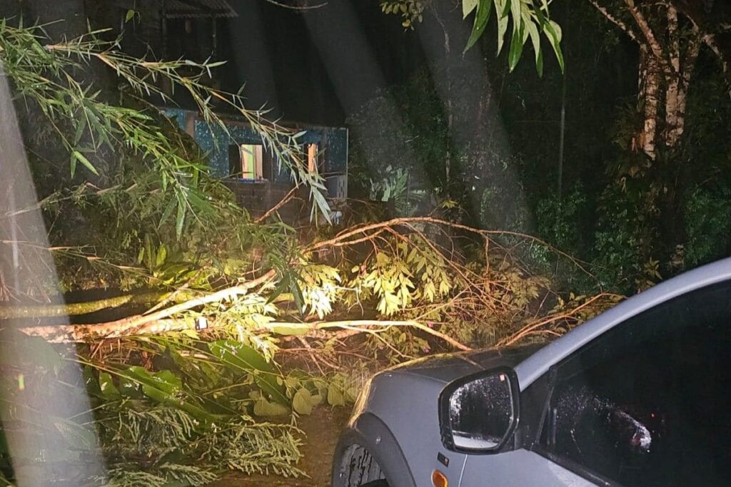 temporal-alaga-ruas-e-causa-estragos-no-litoral-norte-de-sao-paulo.-veja-video