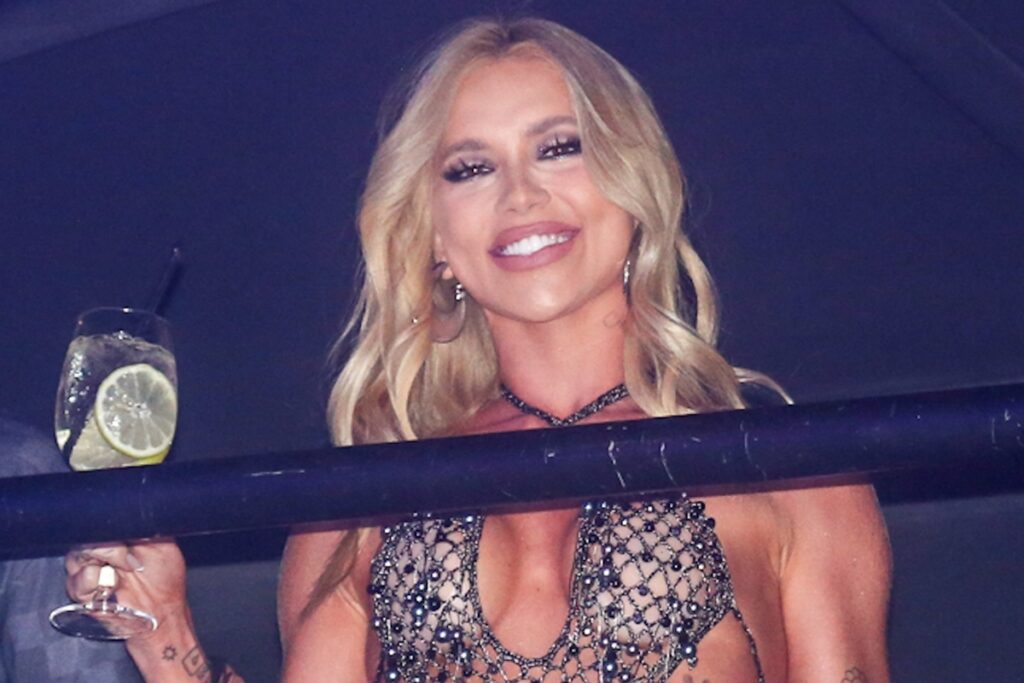 fora-do-desfile-das-campeas,-virginia-assiste-apresentacoes-na-sapucai