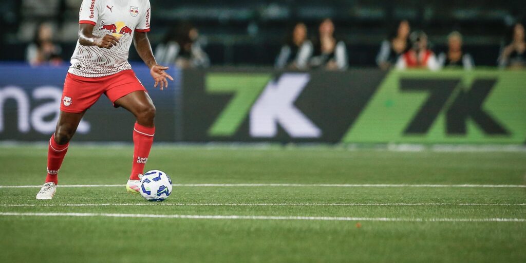 Jogador do Bragantino pede desculpas após fala machista contra árbitra jogador-do-bragantino-pede-desculpas-apos-fala-machista-contra-arbitra