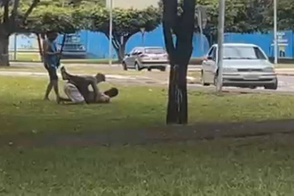 homens-sao-flagrados-se-agredindo-em-rua-do-df-e-pm-e-acionada.-veja-video