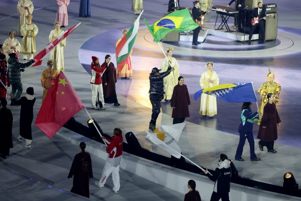 edson-bindilatti-se-despede-dos-jogos-de-inverno-como-porta-bandeira