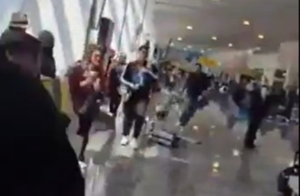 mexico:-panico-toma-conta-de-aeroporto-apos-morte-de-el-mencho.-veja-video