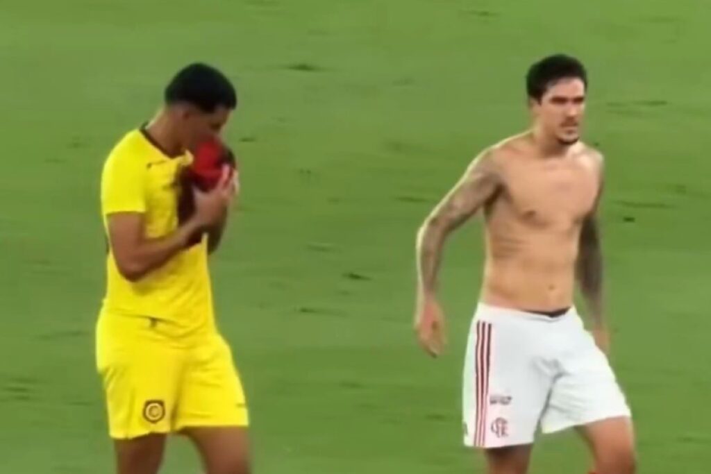 jogador-do-madureira-tira-foto-com-pedro-e-beija-escudo-do-flamengo.-veja-video