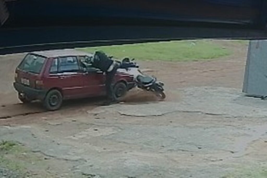 ladrao-e-atropelado-em-assalto-no-df,-levanta-e-foge-com-moto-roubada.-veja-video
