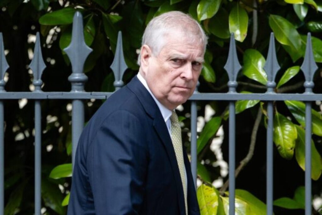 foto-do-ex-principe-andrew-e-pendurada-por-ativistas-no-louvre.-entenda