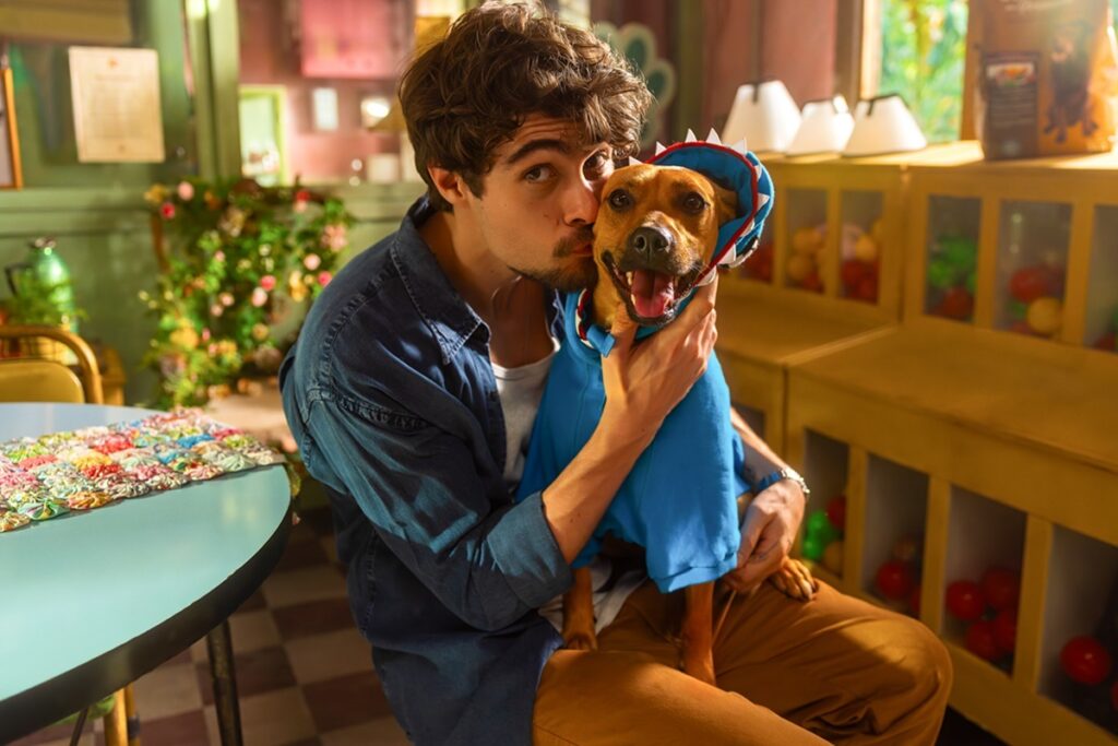 rafa-vitti-reencontra-vira-lata-do-filme-caramelo-apos-um-ano