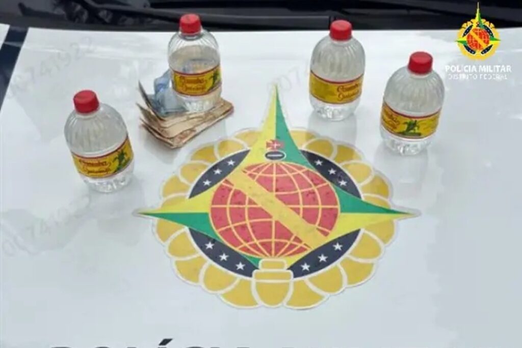 covardia:-casal-se-aproveita-de-cegueira-de-idoso-para-furta-lo-no-df