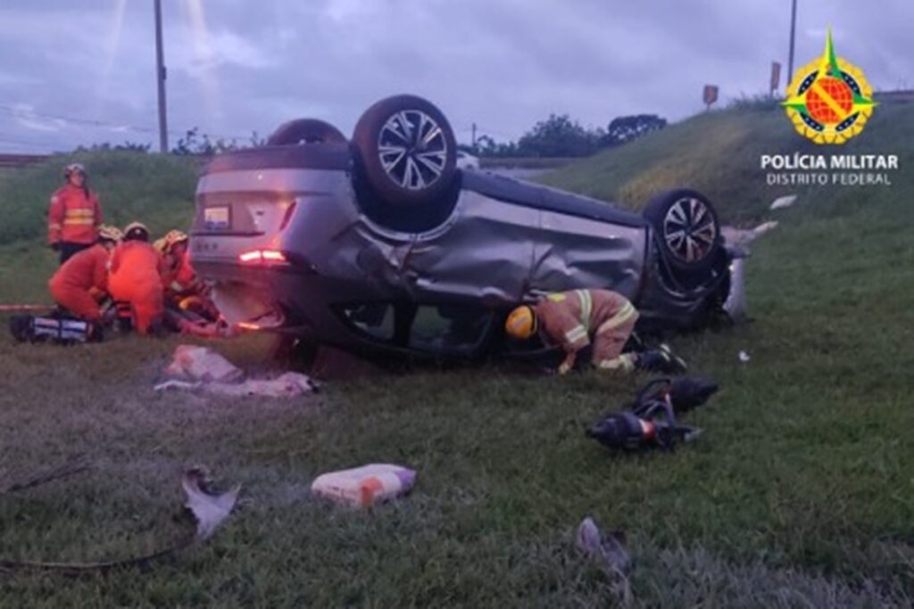 motorista-foge-de-blitz,-e-seguido,-capota-e-fica-preso-as-ferragens