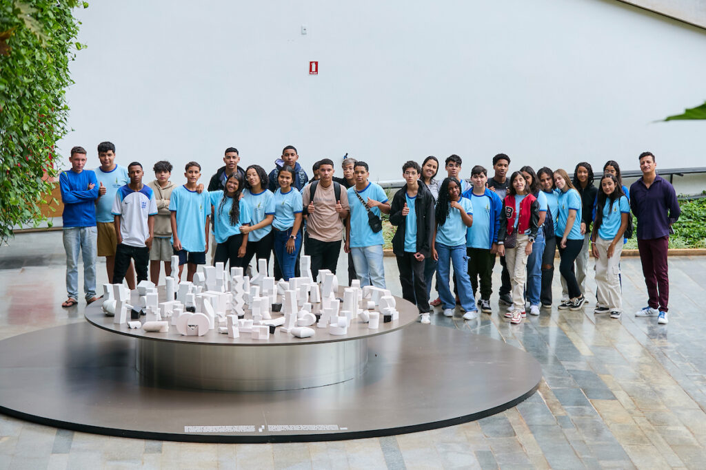 sergio-camargo:-estudantes-do-gama-visitam-mostra-no-teatro-nacional