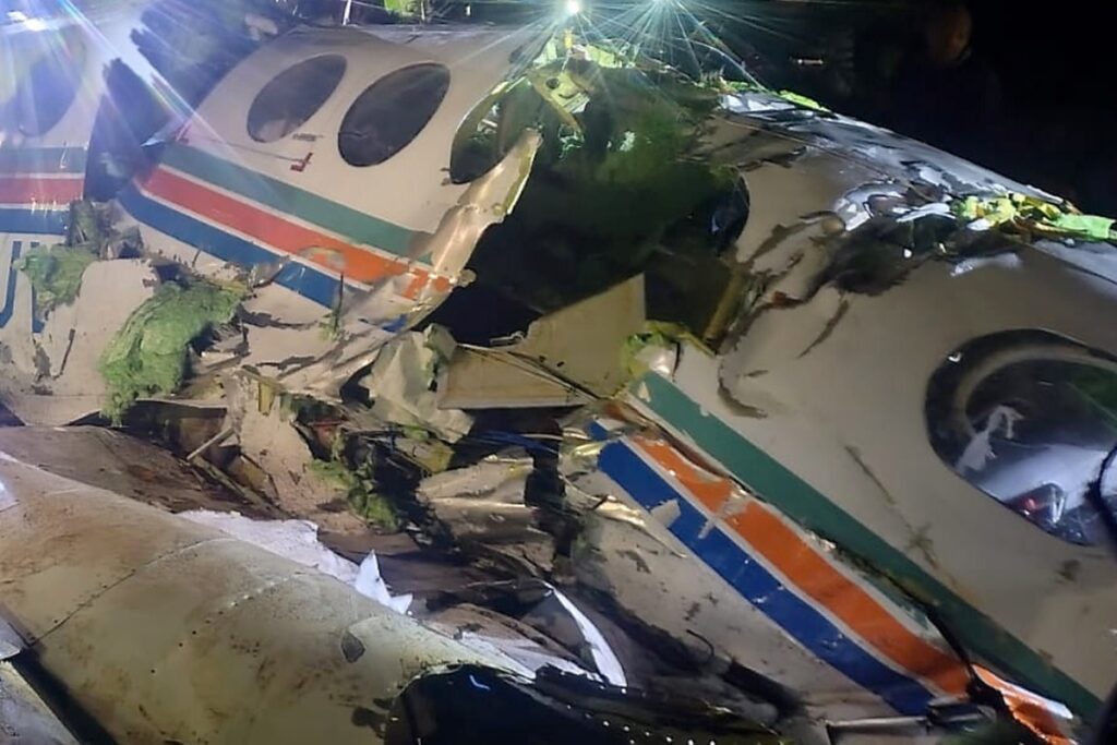 ambulancia-aerea-cai-na-india-e-deixa-sete-mortos