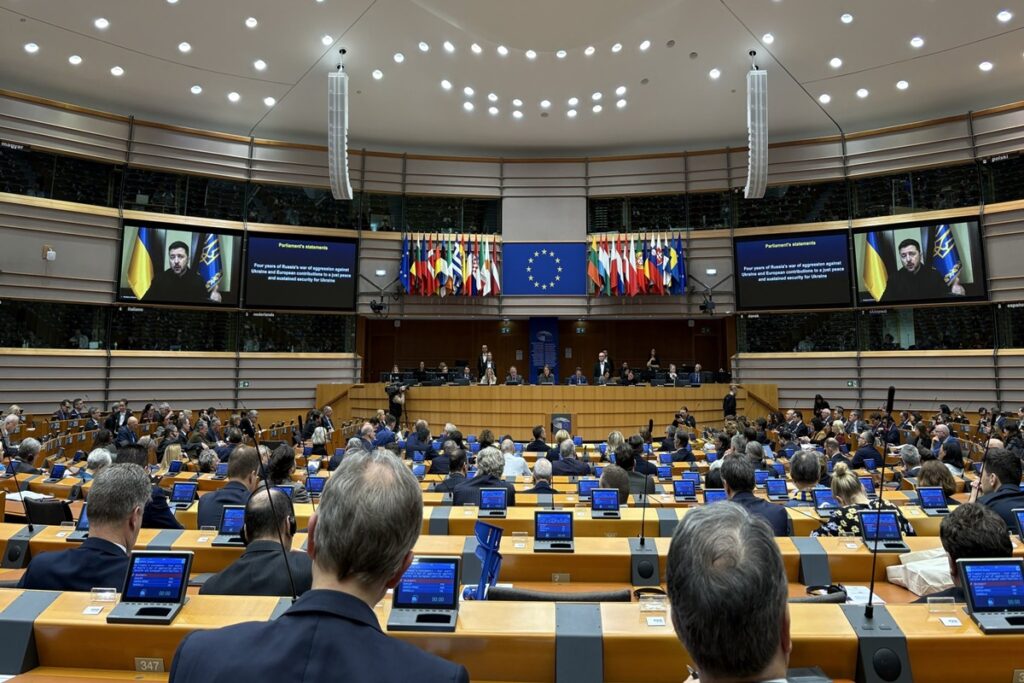 ue-reage-aos-4-anos-de-guerra-com-demonstracoes-de-apoio-a-ucrania