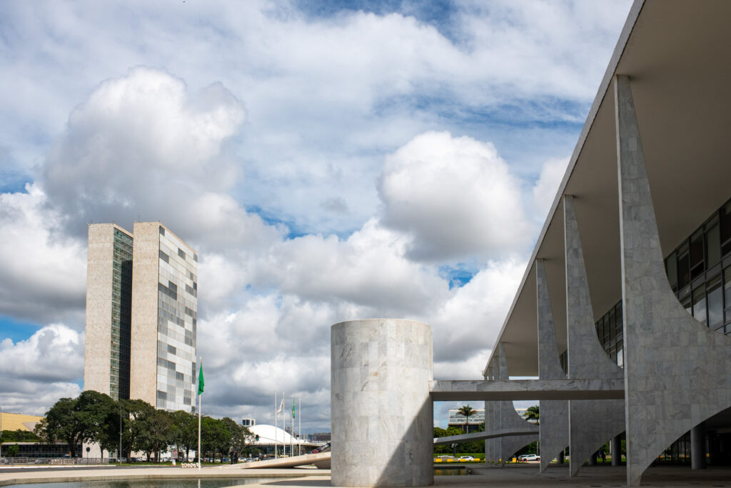 o-senado-em-alta:-quem-comprara-essa-acao?-(por-roberto-caminha)