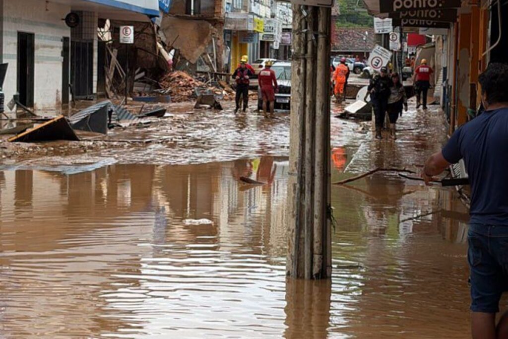 chuvas-em-minas:-familia-leva-corpo-a-upa-e-populacao-pede-socorro.-veja-video