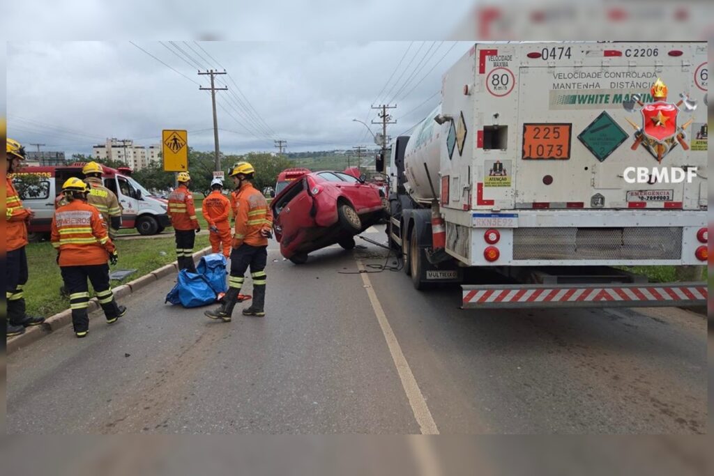 carro-bate-em-caminhao-tanque-no-df-e-duas-pessoas-ficam-feridas