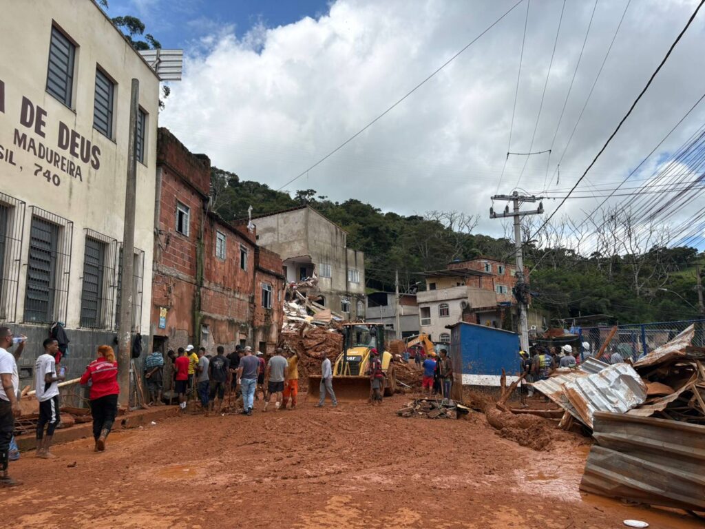 uma-rua-em-juiz-de-fora-tem-20-desaparecidos-apos-temporal.-video