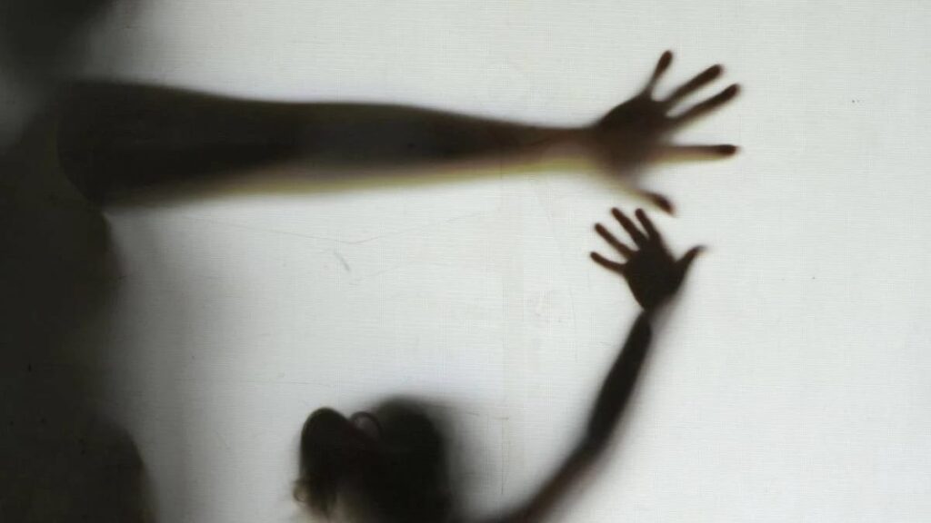 idosa-denuncia-estupro-dentro-de-onibus:-“apagou-a-luz-e-me-atacou”