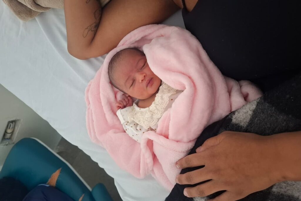 apressadinha,-bebe-nasce-dentro-de-carro-a-caminho-de-hospital-no-df