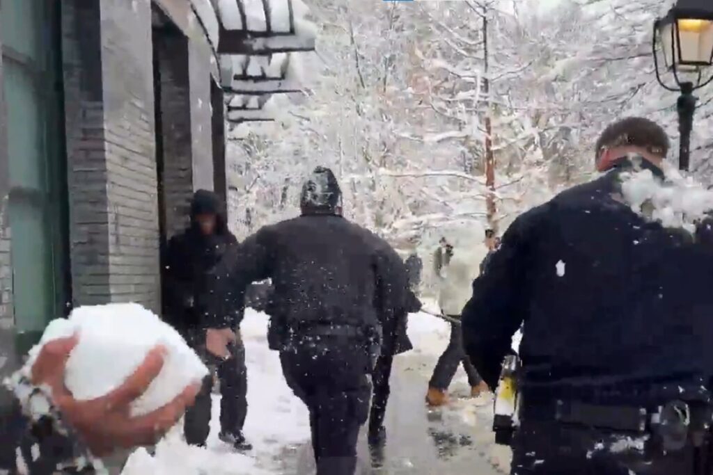 guerra-de-bolas-de-neve-sai-do-controle-e-policiais-sao-atacados-em-ny.-video