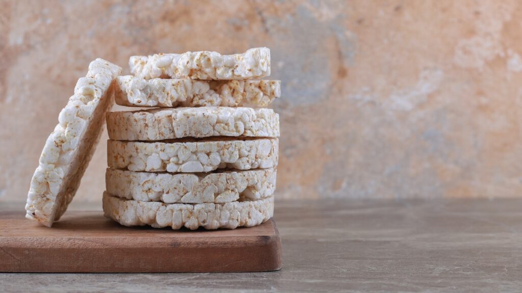 biscoito-de-arroz:-faca-snack-caseiro-mais-saudavel-que-o-de-mercado