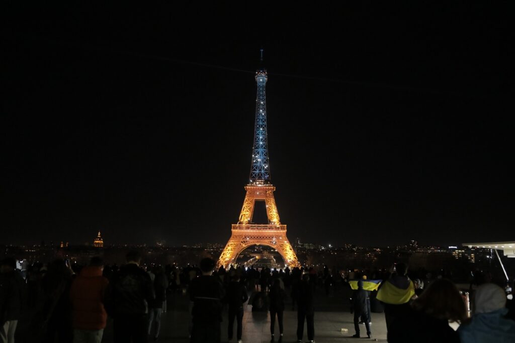 torre-eiffel-e-iluminada-com-cores-da-ucrania-pelos-4-anos-da-guerra