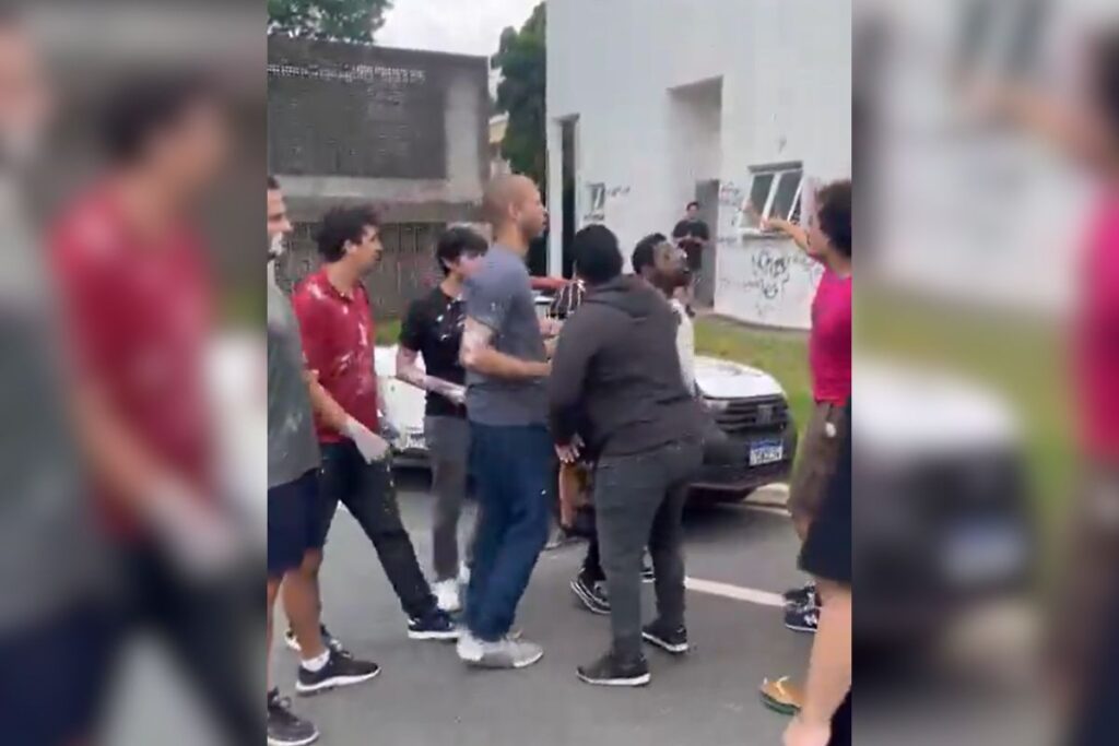 unicamp-tem-tumulto-apos-acao-do-mbl-para-remover-pinturas-no-campus.-veja-video
