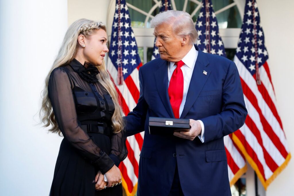trump-presta-homenagem-a-charlie-kirk-e-condena-violencia-politica