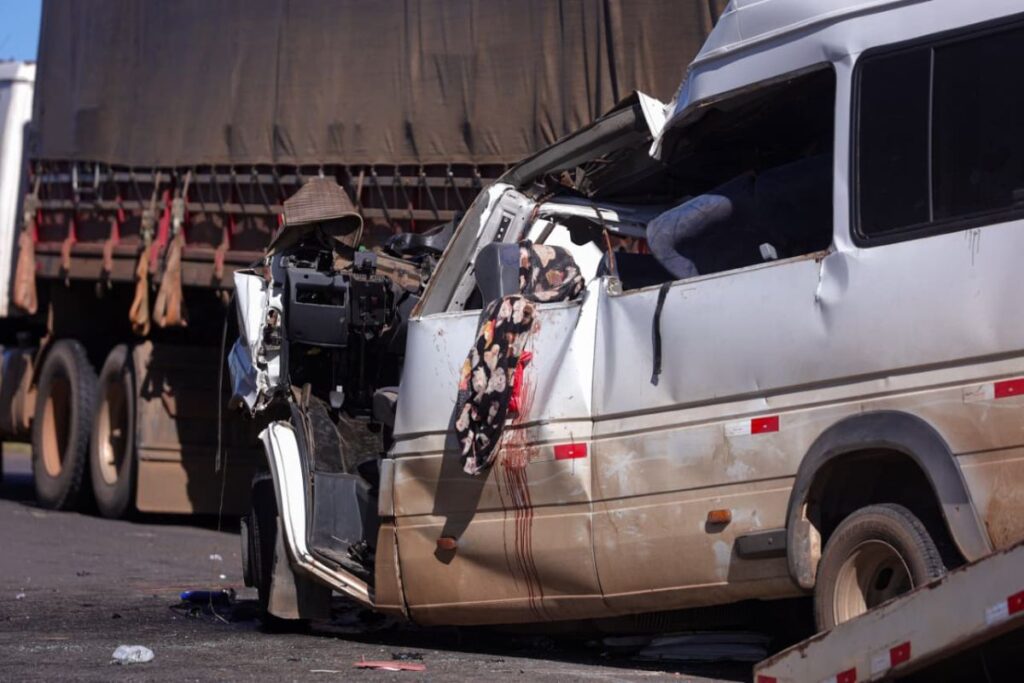 morre-6a-vitima-de-acidente-entre-van-ilegal-e-caminhao-na-br-020