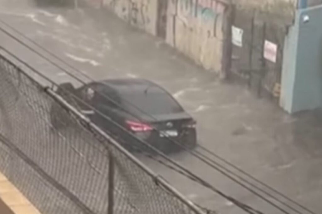 mulher-fica-presa-em-carro-durante-enchente-na-grande-sao-paulo.-video
