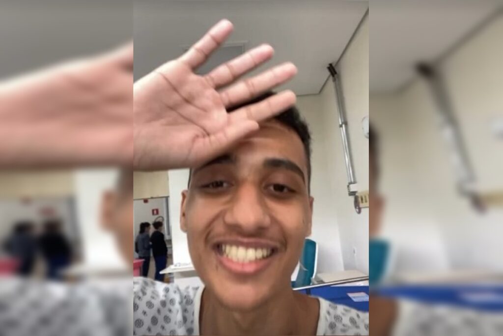 jovem-baleado-por-pm-no-entorno-deixa-hospital-apos-quase-dois-meses.-veja-video