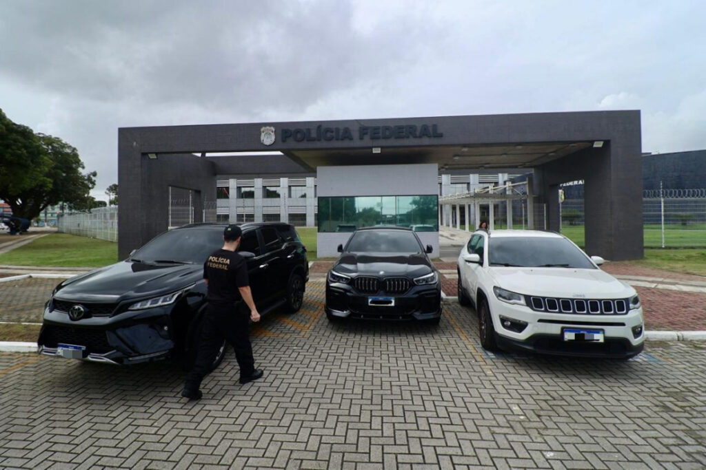 pf-apreende-porsche-e-bmw-de-servidor-suspeito-de-desviar-iphones.-veja-video