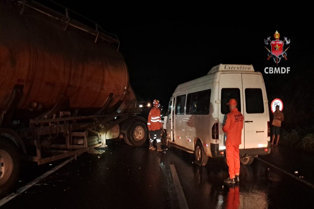 van-envolvida-em-acidente-com-carreta-na-br-020-levava-universitarios