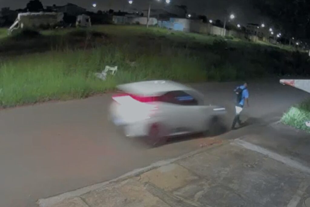 motorista-de-onibus-e-atropelado-por-carro-eletrico;-condutor-foge.-veja-video