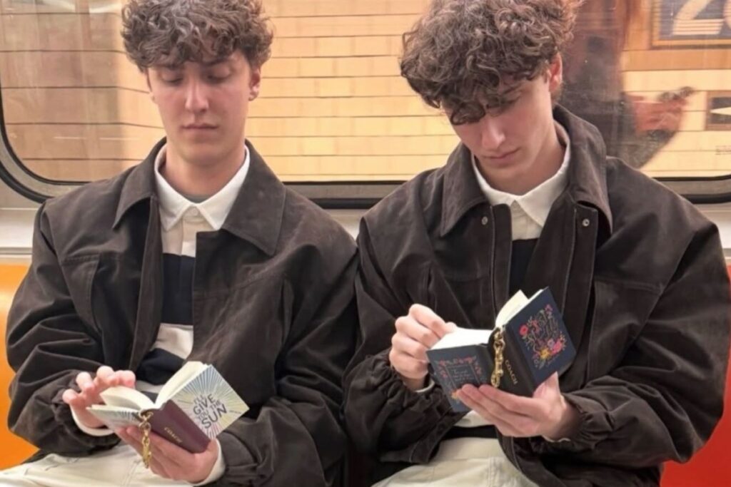 livros-em-miniatura-viram-chaveiros-em-lancamento-de-moda-e-literatura