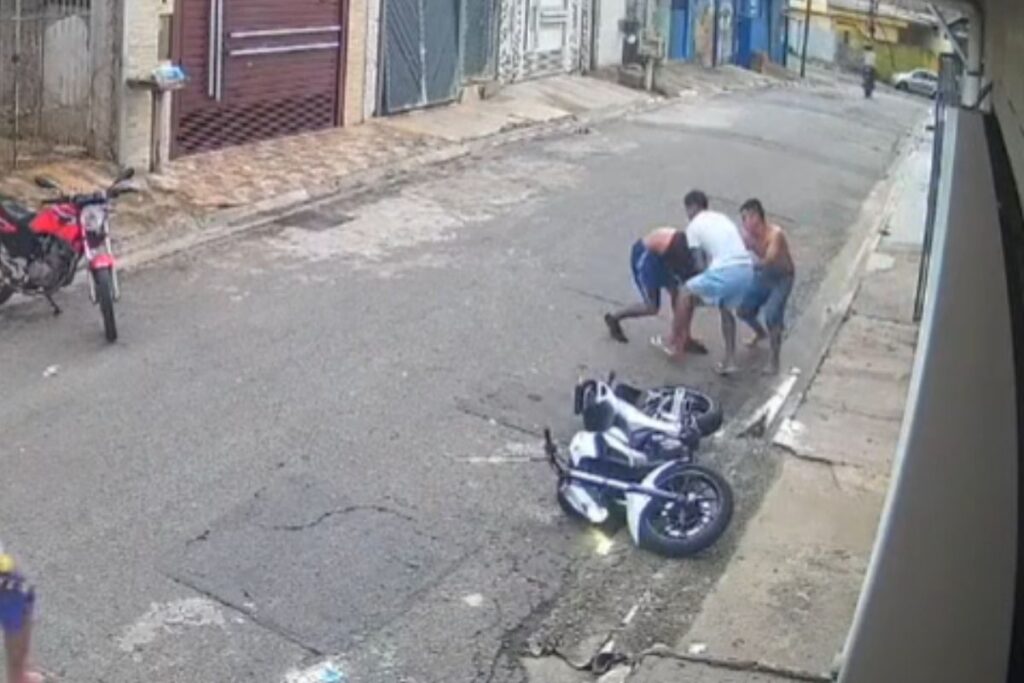 adolescente-e-espancado-apos-tentativa-de-furto-a-motocicleta-em-sp.-video