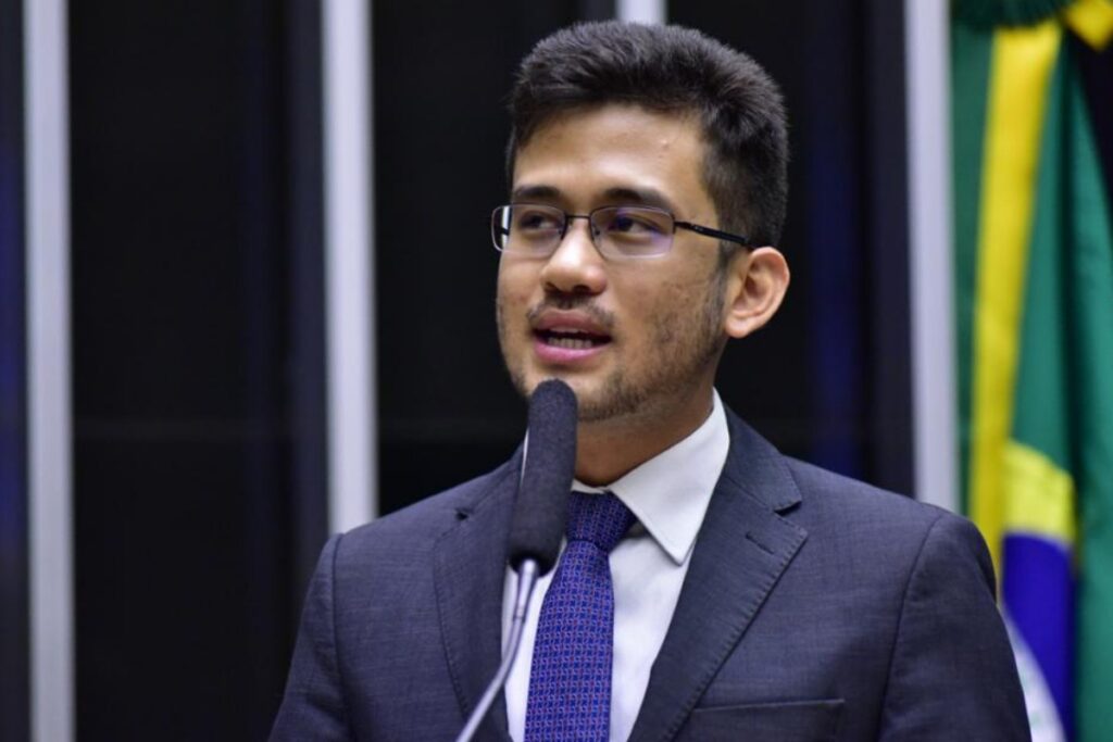 kim-questiona-custo-do-voo-da-fab-de-janja-em-visita-a-escola-de-samba