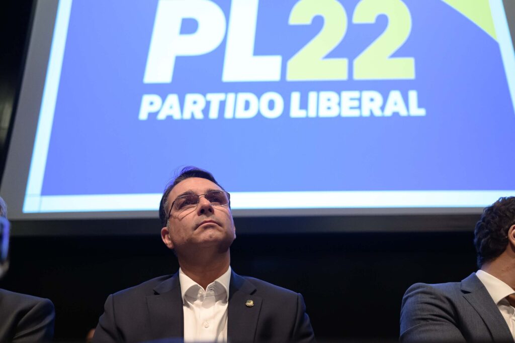 flavio-bolsonaro-chora-em-reuniao-com-parlamentares-do-pl