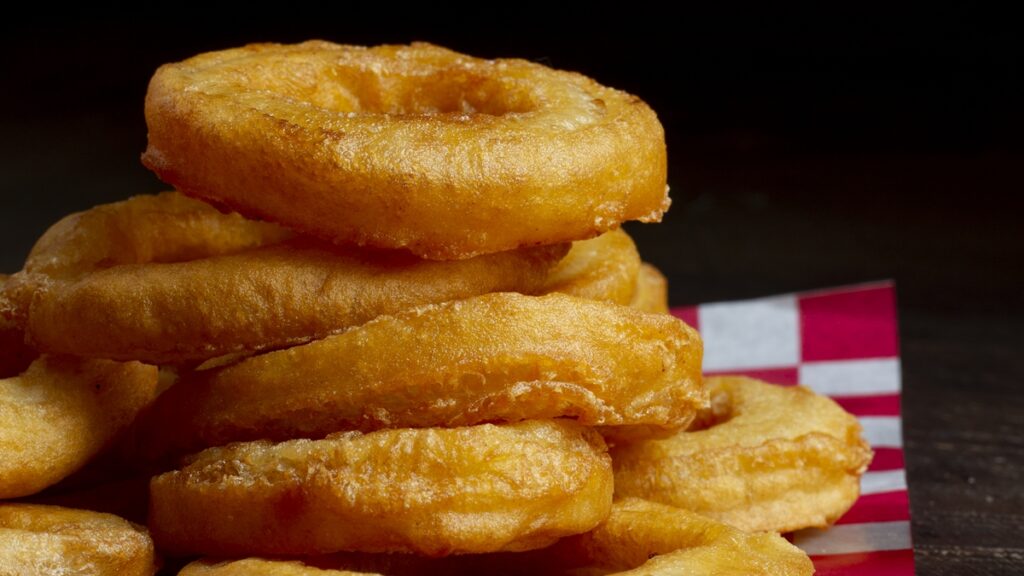 aneis-de-cebola-empanados-na-air-fryer:-veja-receita-digna-de-chef