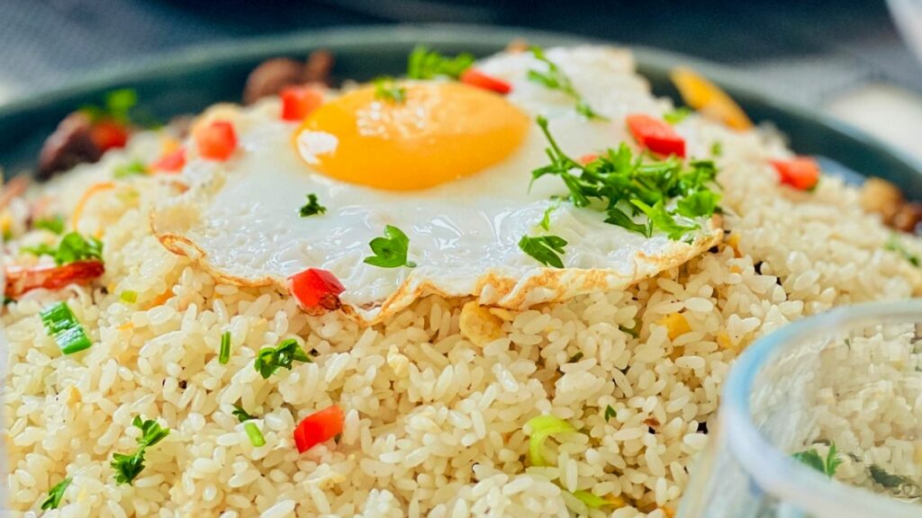 arroz-com-ovo-pode-substituir-carne-vermelha?-nutricionista-explica