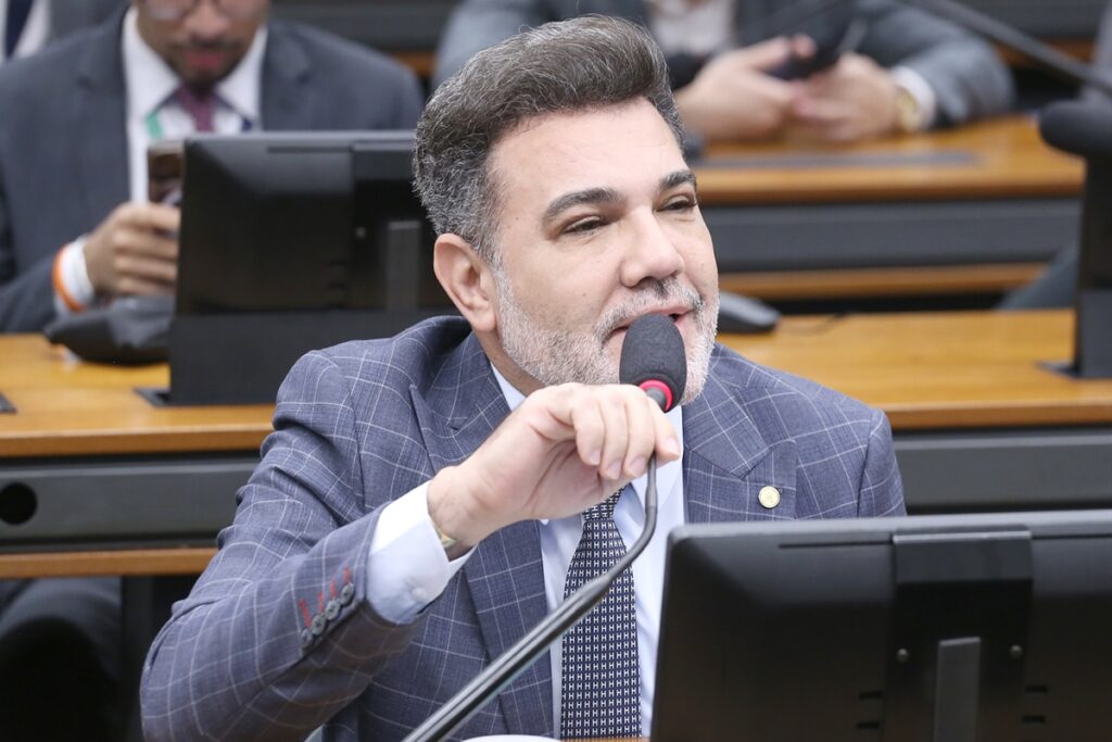 com-criticas-de-malafaia,-deputado-pede-que-flavio-procure-evangelicos
