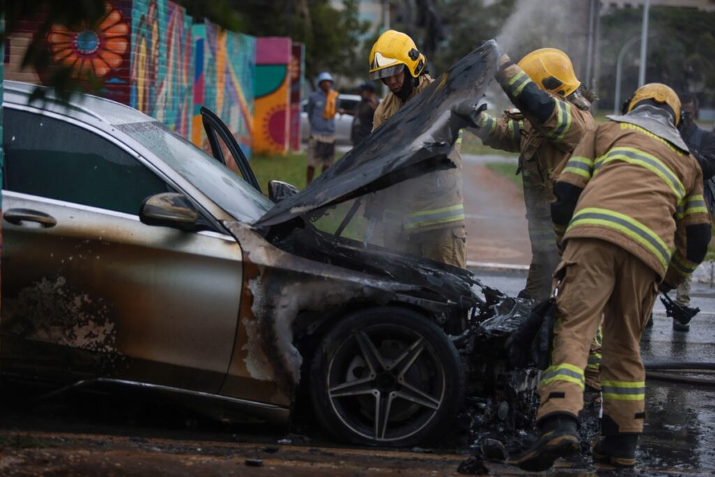 “me-avisaram-da-fumaca”,-diz-dono-de-carro-de-luxo-que-pegou-fogo-no-parque-da-cidade.-veja-video