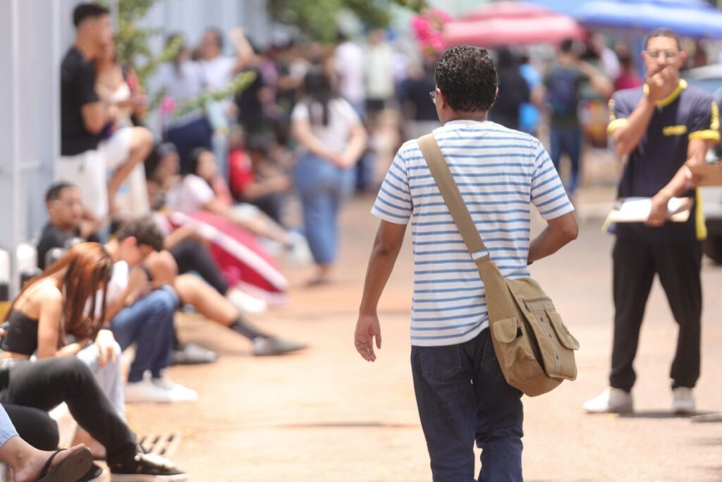 ensino-medio-teve-419-mil-matriculas-a-menos-em-2025,-aponta-censo