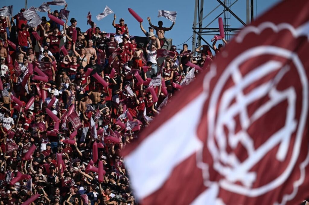 lanus-alerta-torcedores-sobre-racismo-no-brasil:-“delito-grave”