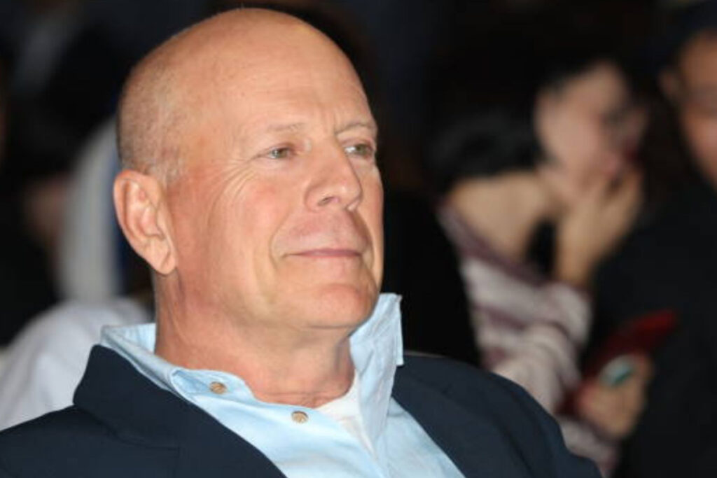 com-demencia-e-longe-das-telas,-bruce-willis-e-visto-em-clique-raro