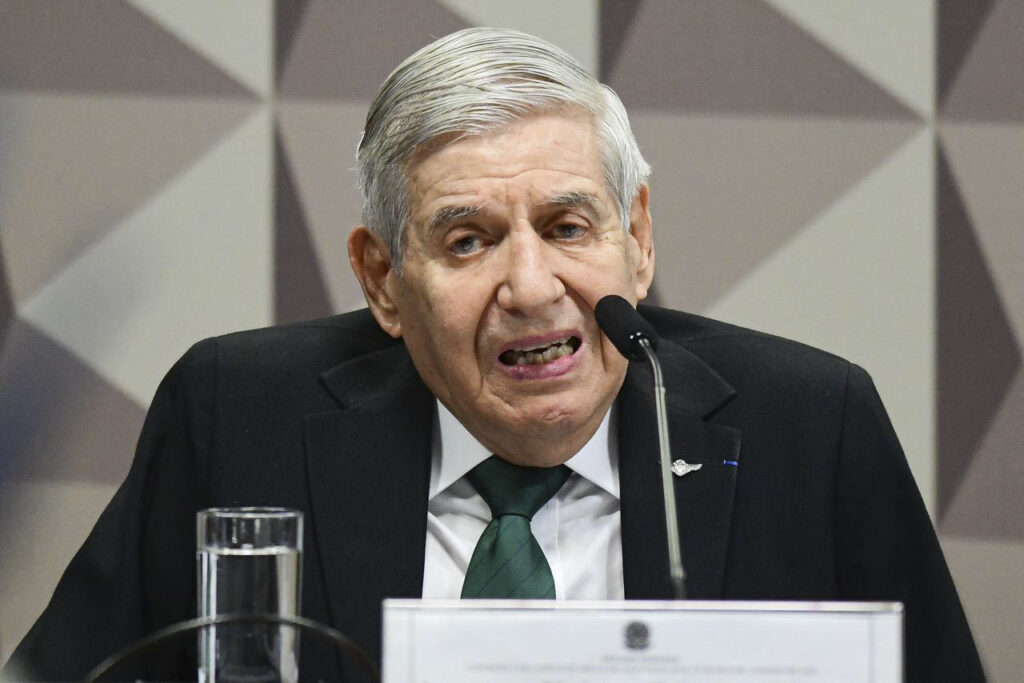 general-heleno-tenta-evitar-expulsao-do-exercito:-“conduta-ilibada”