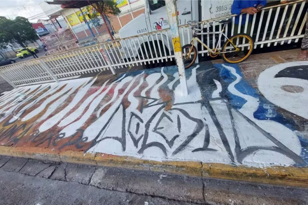 homem-pinta-chao-de-terminal-rodoviario-e-acaba-preso-pela-pm