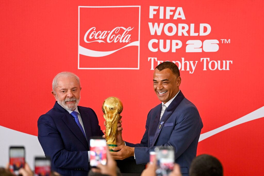 lula-recebe-a-taca-da-copa-do-mundo-em-cerimonia-no-planalto