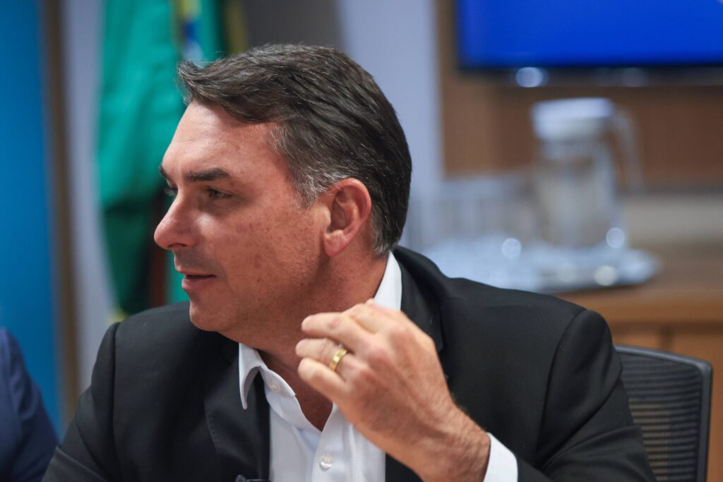 flavio-bolsonaro-revela-quem-deve-ser-candidato-do-pl-ao-senado-em-mg