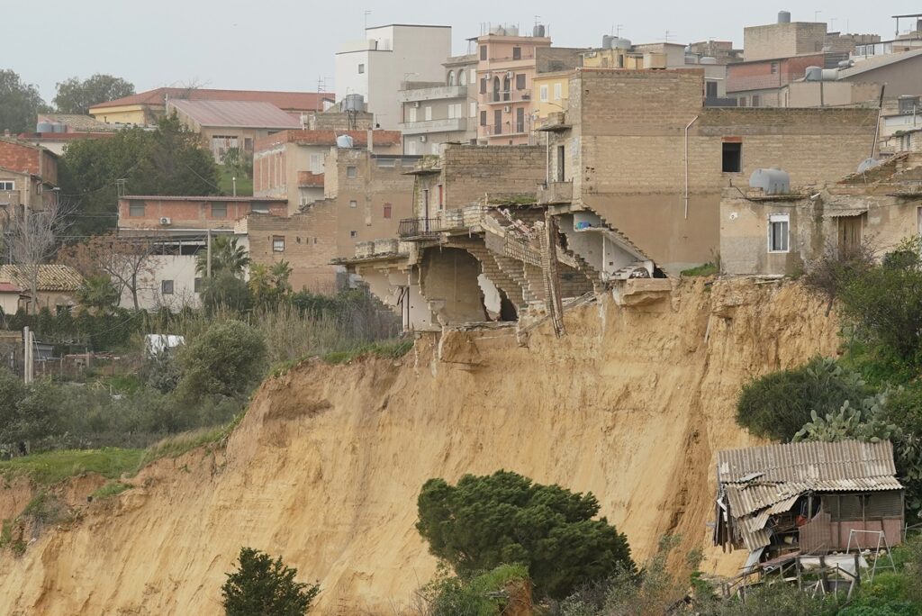 bombeiros-resgatam-350-livros-de-biblioteca-a-beira-de-precipicio-na-italia
