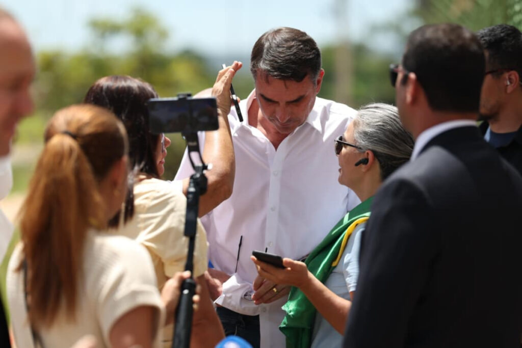 flavio-bolsonaro:-lagrimas,-votos-e-a-ilusao-da-anistia