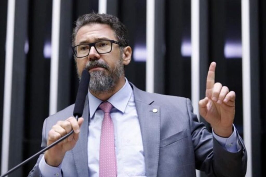 deputado-reage-apos-aparecer-em-anotacao-de-flavio-“pedindo-15-mi”
